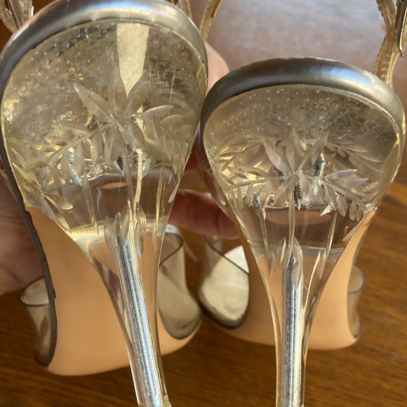 Vintage gorgeous clear vinyl Bow with huge rhinestone on lucite 4” heels - Picture 7 of 8